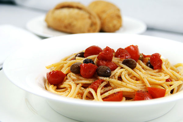 ricetta-spaghetti-acciughe-e-olive